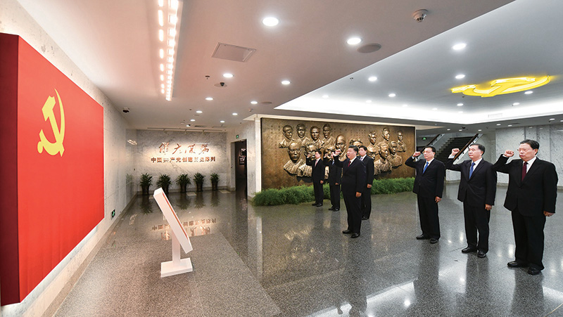 2017年10月31日，中共中央總書記、國家主席、中央軍委主席習近平帶領(lǐng)中共中央政治局常委李克強、栗戰(zhàn)書、汪洋、王滬寧、趙樂際、韓正，瞻仰上海中共一大會址和浙江嘉興南湖紅船。這是31日上午，在上海中共一大會址紀念館，習近平帶領(lǐng)其他中共中央政治局常委同志一起重溫入黨誓詞。 